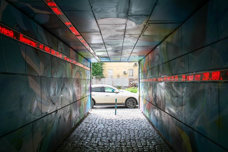 Visi?n desde el arco oscuro de un edificio residencial, las paredes y techo cuyo se pintan con los modelos complejos del color fotografía de archivo libre de regalías Visi?n desde el arco oscuro de un edificio residencial, las paredes y techo cuyo se pintan con los modelos complejos del color fotografía de archivo libre de regalías