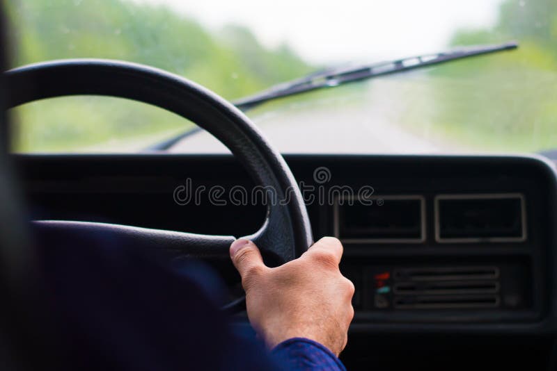 Visión desde el coche en el camino fotografía de archivo Visión desde el coche en el camino fotografía de archivo