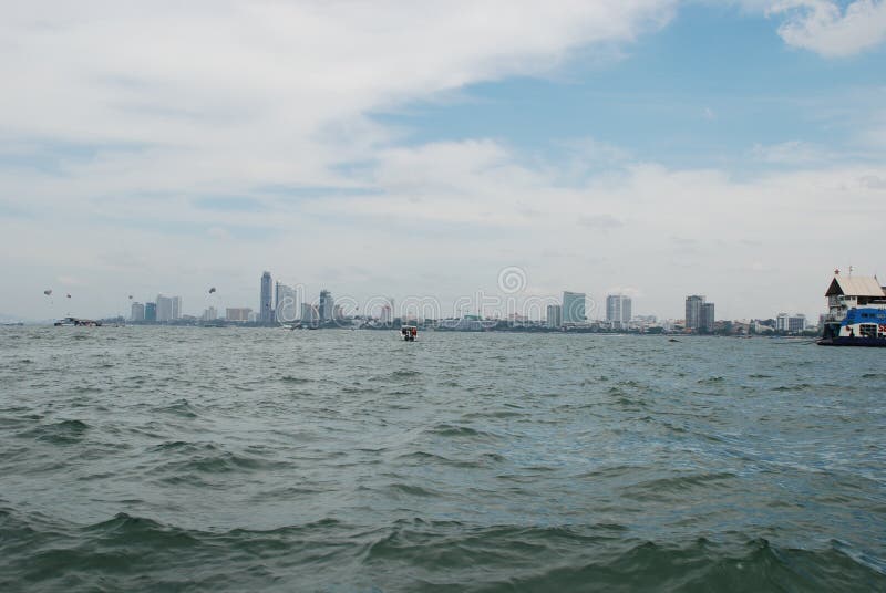 Visión desde el mar en la ciudad grande de Pattaya fotos de archivo Visión desde el mar en la ciudad grande de Pattaya fotos de archivo