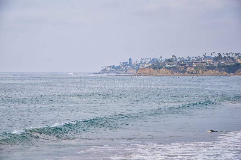 Visión desde la playa de la misión en San Diego, de los embarcaderos, embarcadero y arena, alrededor de personas que practica sur imágenes de archivo libres de regalías Visión desde la playa de la misión en San Diego, de los embarcaderos, embarcadero y arena, alrededor de personas que practica sur imágenes de archivo libres de regalías