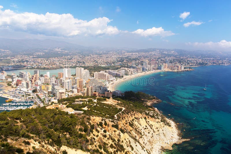 Visi?n desde la se?al de la roca de Calp a la playa de la fosa del La imagen de archivo Visi?n desde la se?al de la roca de Calp a la playa de la fosa del La imagen de archivo