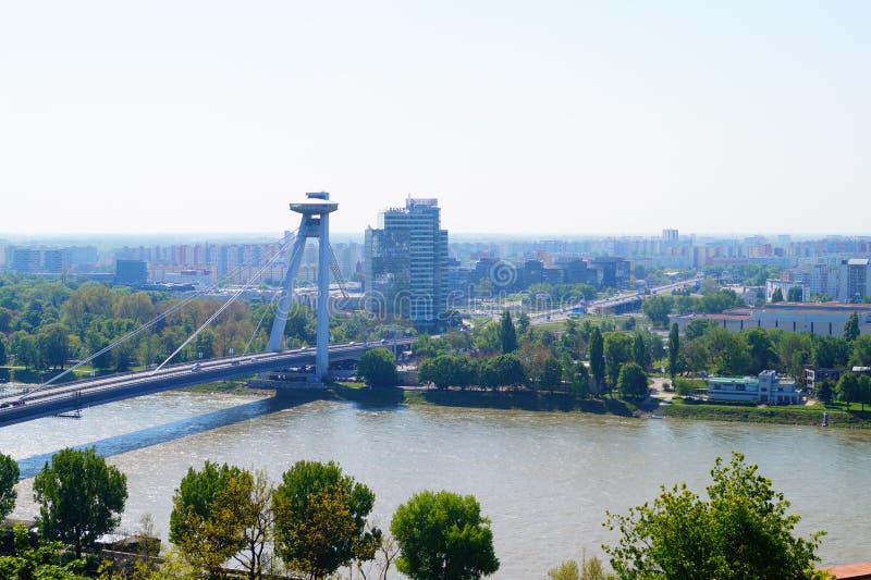 Visión desde las alturas al nuevo puente sobre el Danubio en Bratislava foto de archivo Visión desde las alturas al nuevo puente sobre el Danubio en Bratislava foto de archivo