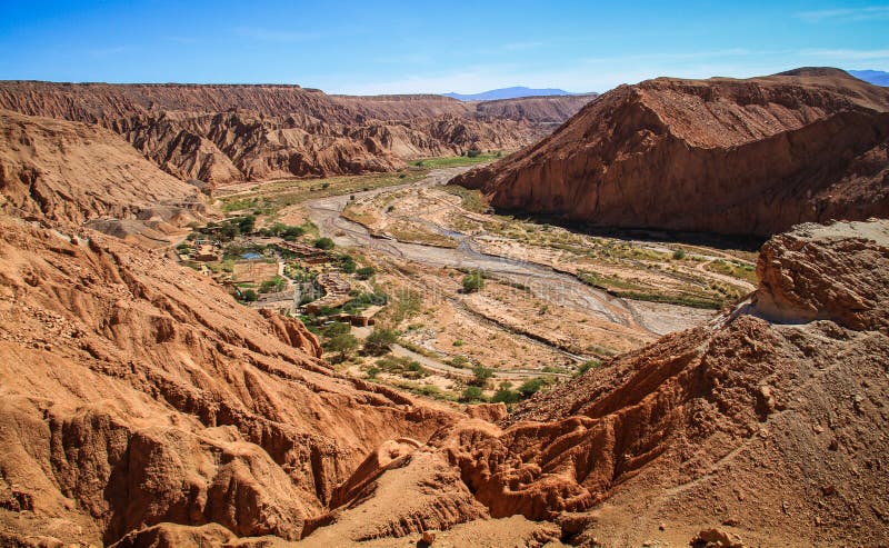 Visión desde las ruinas de Quitor del ¡de Pukarà sobre un valle abajo, desierto de Atacama, Chile septentrional foto de archivo libre de regalías Visión desde las ruinas de Quitor del ¡de Pukarà sobre un valle abajo, desierto de Atacama, Chile septentrional foto de archivo libre de regalías