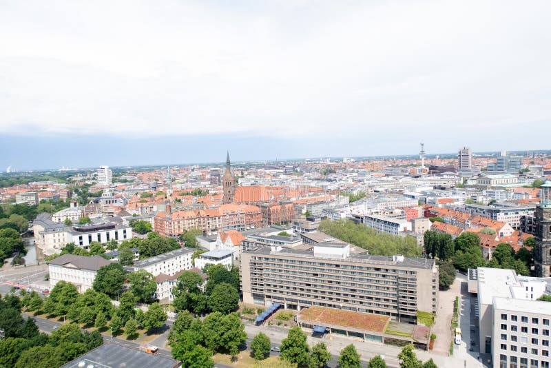 Visión distante desde la torre del nuevo pasillo civil en la ciudad de Hannover Alemania fotos de archivo Visión distante desde la torre del nuevo pasillo civil en la ciudad de Hannover Alemania fotos de archivo