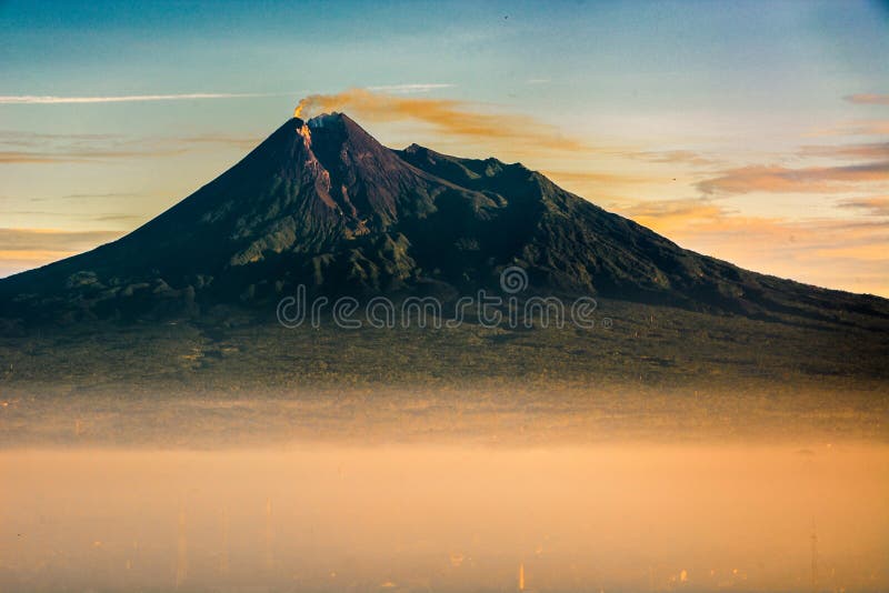 Visión el monte Merapi, Java, Indonesia fotografía de archivo Visión el monte Merapi, Java, Indonesia fotografía de archivo