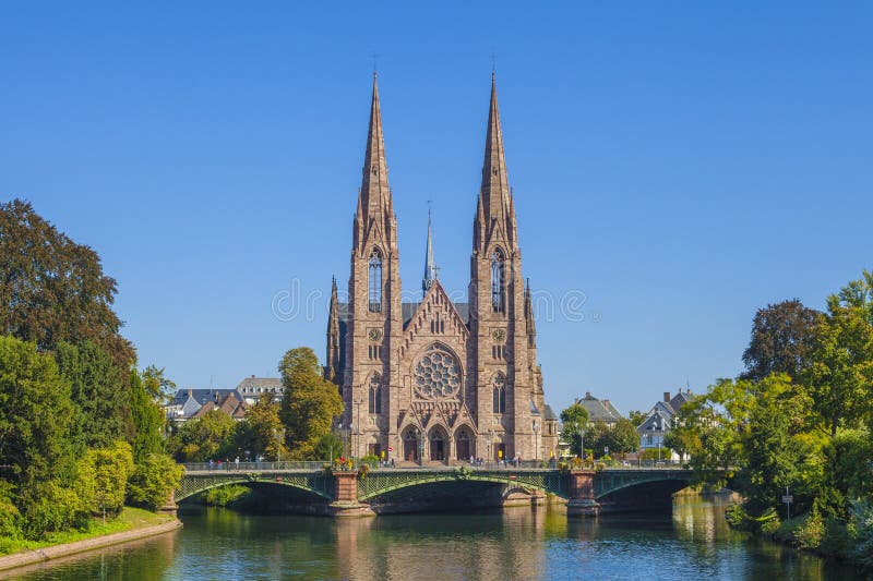 Visión en la iglesia de Saint Paul con la enfermedad del río en Estrasburgo, Francia