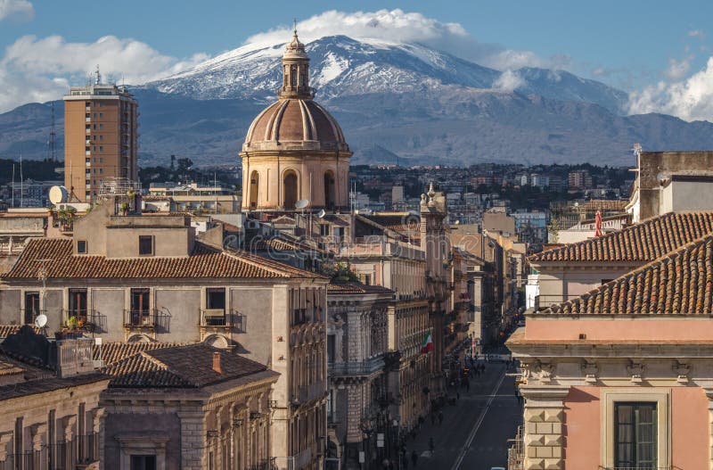 Visión encendido vía Etnea en Catania Bóveda de Catania y la calle principal con el fondo del volcán el Etna fotografía de archivo Visión encendido vía Etnea en Catania Bóveda de Catania y la calle principal con el fondo del volcán el Etna fotografía de archivo