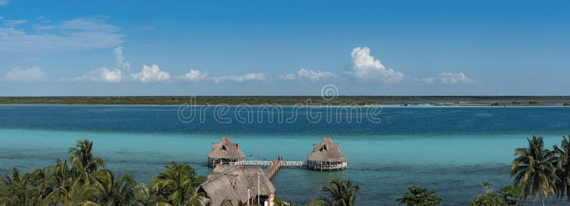 Visión panorámica desde el fuerte de San Felipe a la laguna de Bacalar, México fotos de archivo Visión panorámica desde el fuerte de San Felipe a la laguna de Bacalar, México fotos de archivo