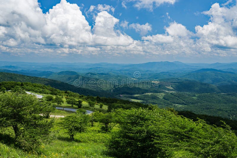 Visión panorámica desde la montaña de Whitetop, Grayson County, Virginia, los E.E.U.U. imagenes de archivo Visión panorámica desde la montaña de Whitetop, Grayson County, Virginia, los E.E.U.U. imagenes de archivo