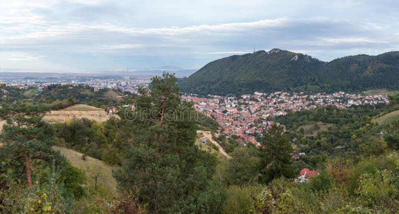 Visión panorámica desde las montañas cárpatas a la ciudad de Brasov en Rumania fotografía de archivo libre de regalías Visión panorámica desde las montañas cárpatas a la ciudad de Brasov en Rumania fotografía de archivo libre de regalías
