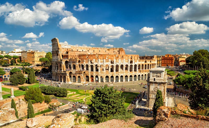 Visión panorámica el Colosseum (coliseo) en Roma