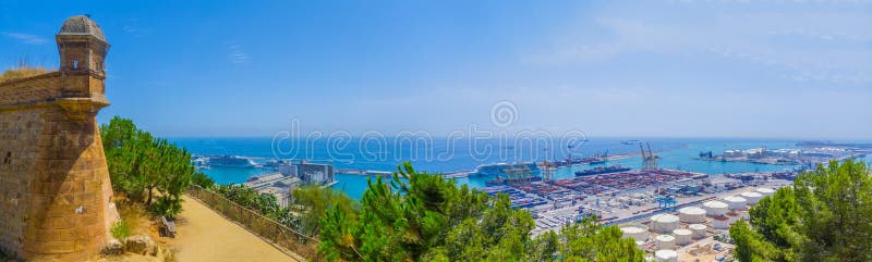 Visión panorámica hermosa desde la montaña al mar, puerto, torre Barcelona de Montjuic de la fortaleza imagen de archivo Visión panorámica hermosa desde la montaña al mar, puerto, torre Barcelona de Montjuic de la fortaleza imagen de archivo