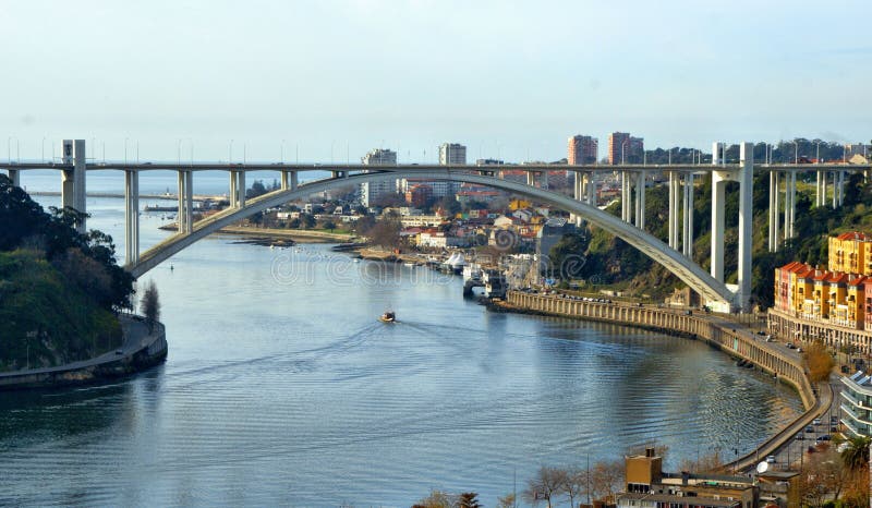 Visión panorámica sobre el puente de Arrabida imágenes de archivo libres de regalías Visión panorámica sobre el puente de Arrabida imágenes de archivo libres de regalías