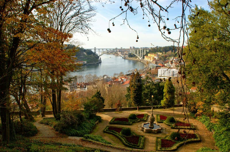 Visión panorámica sobre el puente de Arrabida fotos de archivo libres de regalías Visión panorámica sobre el puente de Arrabida fotos de archivo libres de regalías