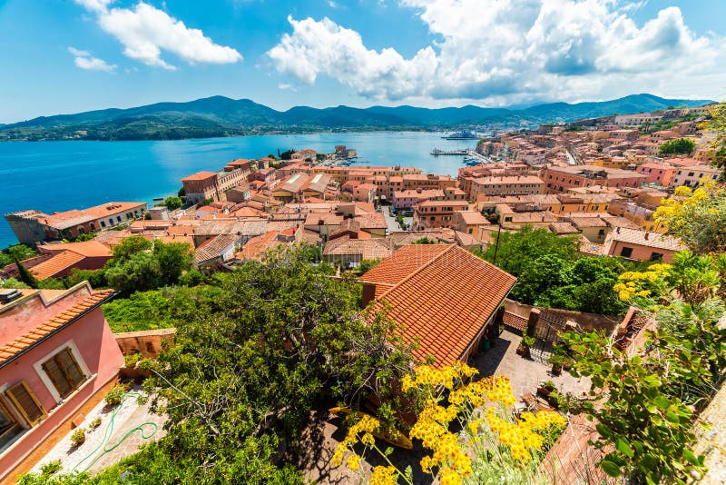 Visión panorámica sobre la ciudad de Portoferraio región de la isla de Elba, Toscana, Italia imagenes de archivo Visión panorámica sobre la ciudad de Portoferraio región de la isla de Elba, Toscana, Italia imagenes de archivo