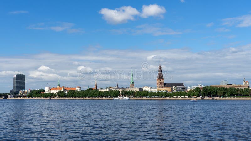 Visión panorámica a través del río del Daugava en la catedral de Riga en la ciudad vieja, Letonia, el 25 de julio de 2018 fotos de archivo libres de regalías Visión panorámica a través del río del Daugava en la catedral de Riga en la ciudad vieja, Letonia, el 25 de julio de 2018 fotos de archivo libres de regalías