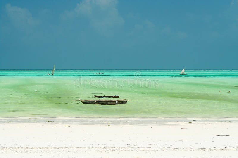 Visión sin fin panorámica sobre la arena blanca en el agua verde con los barcos de navegación tradicionales de madera del dau - p fotos de archivo libres de regalías Visión sin fin panorámica sobre la arena blanca en el agua verde con los barcos de navegación tradicionales de madera del dau - p fotos de archivo libres de regalías