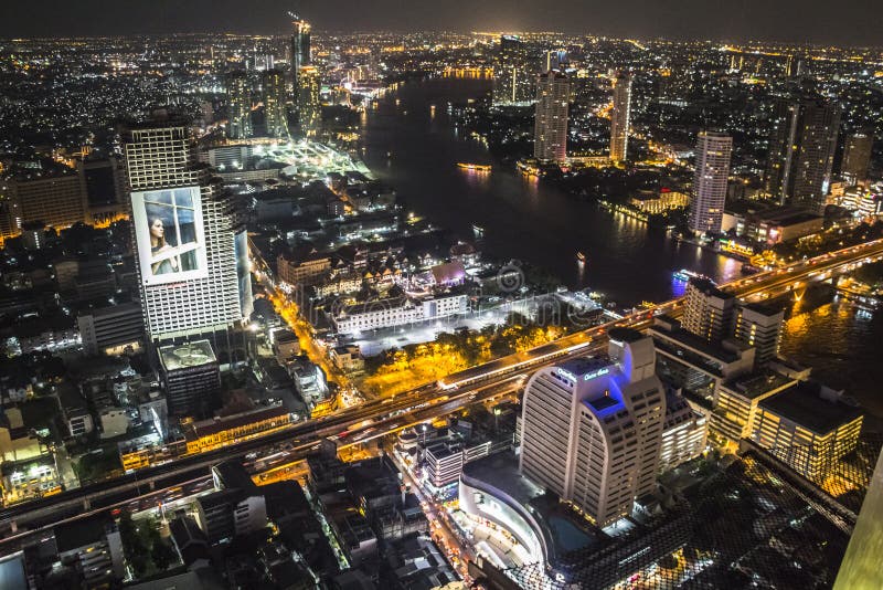 Visión sobre Bangkok en la noche de Skybar foto de archivo libre de regalías Visión sobre Bangkok en la noche de Skybar foto de archivo libre de regalías