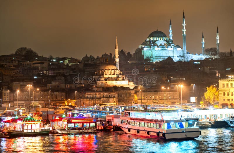 Visión sobre el claxon de oro en Estambul el noche fotografía de archivo Visión sobre el claxon de oro en Estambul el noche fotografía de archivo
