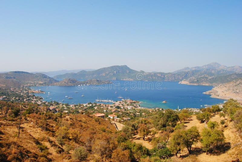 Visión sobre el pueblo de Selimiye y la bahía de Selimiye en la península de Bozburun en Turquía foto de archivo libre de regalías Visión sobre el pueblo de Selimiye y la bahía de Selimiye en la península de Bozburun en Turquía foto de archivo libre de regalías