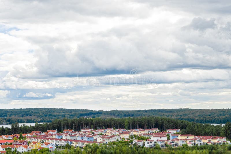 Visión sobre la vecindad residencial rodeada por naturaleza foto de archivo libre de regalías Visión sobre la vecindad residencial rodeada por naturaleza foto de archivo libre de regalías