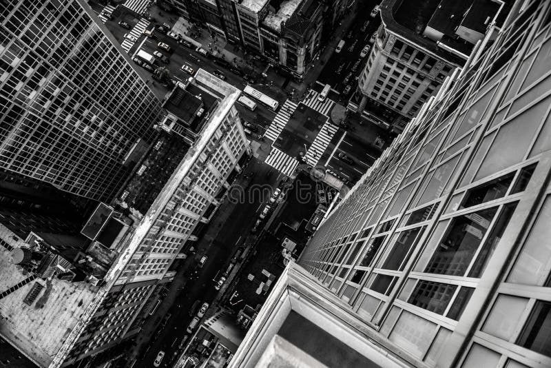 Visión superior desde el rascacielos a la calle de la ciudad en el Midtown de Manhattan en Nueva York