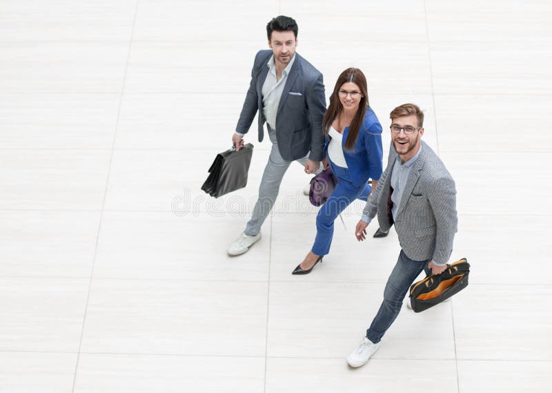 Visión superior los hombres de negocios van juntos foto de archivo Visión superior los hombres de negocios van juntos foto de archivo