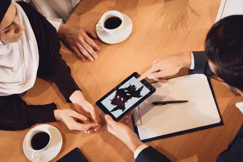 Visión superior Pares árabes en la recepción del terapeuta imagenes de archivo Visión superior Pares árabes en la recepción del terapeuta imagenes de archivo
