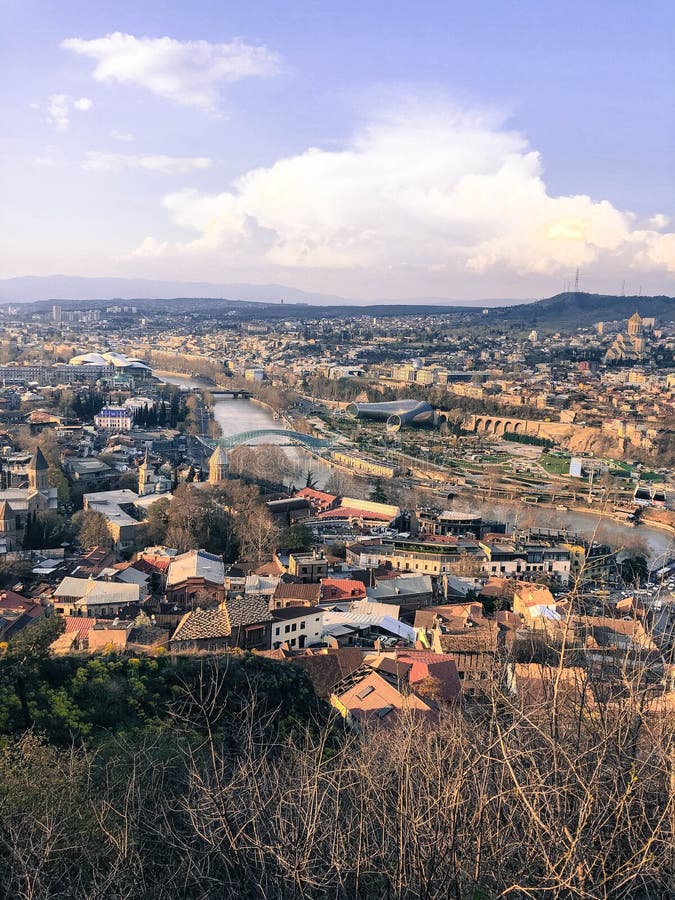 Visión vertical desde el top de una altura de una ciudad turística hermosa con los edificios y las casas, de tejados de árboles y imagen de archivo libre de regalías Visión vertical desde el top de una altura de una ciudad turística hermosa con los edificios y las casas, de tejados de árboles y imagen de archivo libre de regalías