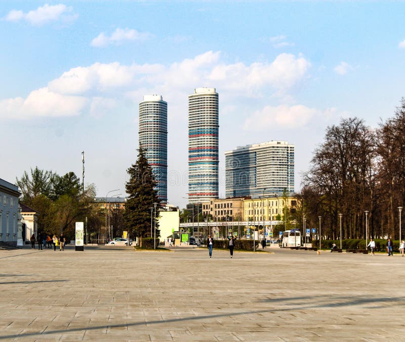 La visión ‘tricolora ‘compleja residencial desde el área de VDNH, consiste en 3 edificios residenciales 192 metros