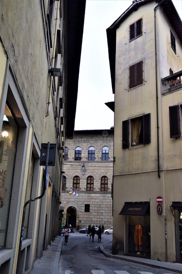 Glimpse of a street in Florence with historic building and shop.
Florence is the capital of Tuscany. One of the most famous places is the Duomo, the cathedral with a tiled dome designed by Brunelleschi and Giotto`s bell tower. It has famous works such as: David by Michelangelo, the birth of Venus by Botticelli and the Annunciation by Leonardo da Vinci. Glimpse of a street in Florence with historic building and shop.
Florence is the capital of Tuscany. One of the most famous places is the Duomo, the cathedral with a tiled dome designed by Brunelleschi and Giotto`s bell tower. It has famous works such as: David by Michelangelo, the birth of Venus by Botticelli and the Annunciation by Leonardo da Vinci.