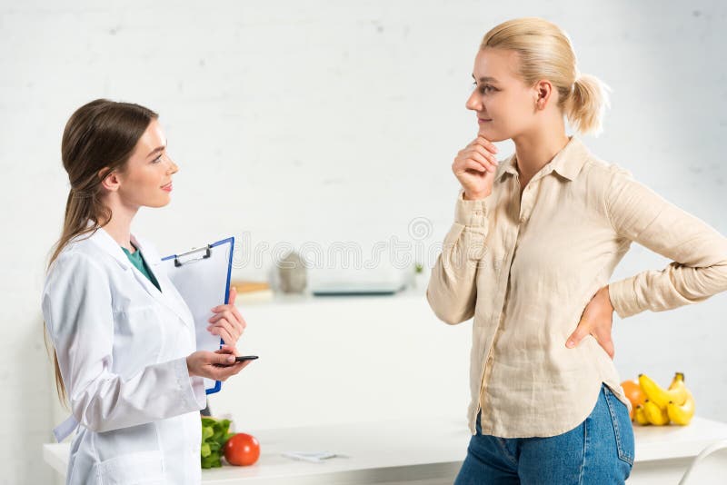 Visning av dietitiserande urklipp och patient royaltyfri bild
