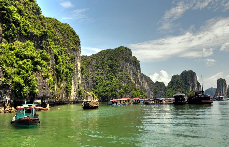 Vissend Dorp, Halong Baai, Vietnam royalty-vrije stock foto Vissend Dorp, Halong Baai, Vietnam royalty-vrije stock foto
