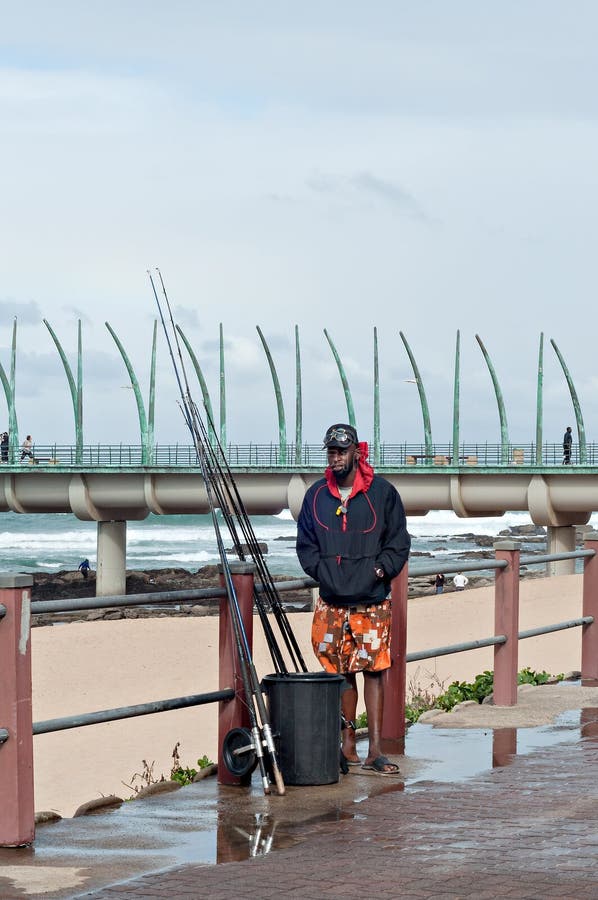 Visser bij het strand dichtbij de Millenniumpijler in Umhlanga-Rotsen royalty-vrije stock afbeelding Visser bij het strand dichtbij de Millenniumpijler in Umhlanga-Rotsen royalty-vrije stock afbeelding