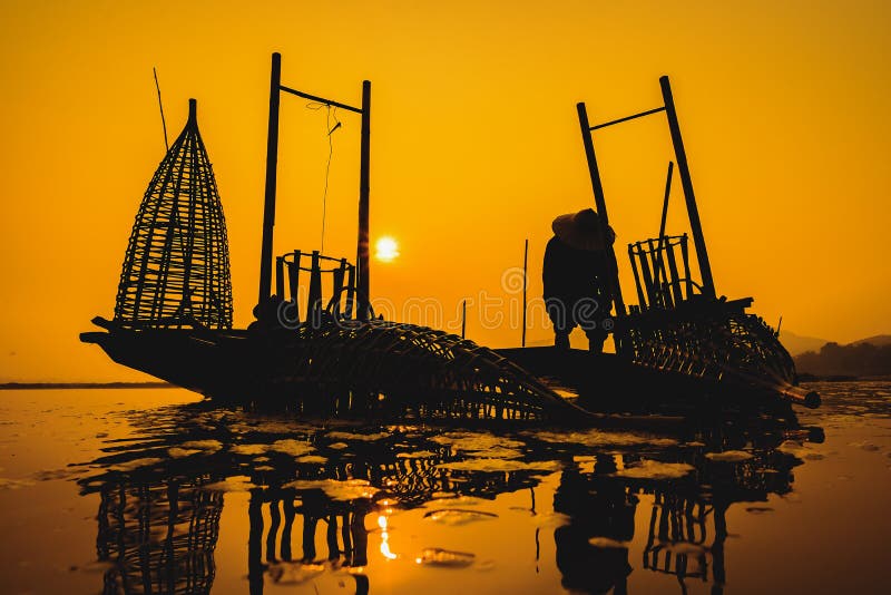 Vissers die in het ochtend gouden licht vissen, visser die in de rivier, Thailand, Vietnam, myanmar, Laos vissen stock afbeeldingen Vissers die in het ochtend gouden licht vissen, visser die in de rivier, Thailand, Vietnam, myanmar, Laos vissen stock afbeeldingen