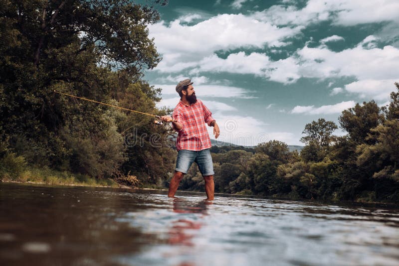 Vissers op rivier of meer met visstaaf. stock afbeeldingen