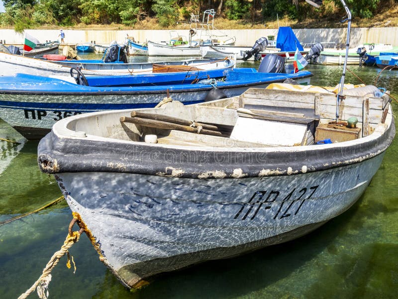 Vissersboot bij een Bulgaarse de Kusthaven van de Zwarte Zee royalty-vrije stock foto Vissersboot bij een Bulgaarse de Kusthaven van de Zwarte Zee royalty-vrije stock foto