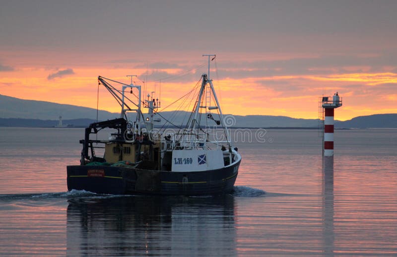 Vissersboot bij zonsondergang, Oban-Baai, Schotland. royalty-vrije stock fotografie Vissersboot bij zonsondergang, Oban-Baai, Schotland. royalty-vrije stock fotografie