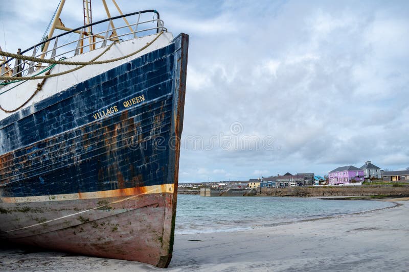 Vissersboot in een kleine stad stock fotografie Vissersboot in een kleine stad stock fotografie