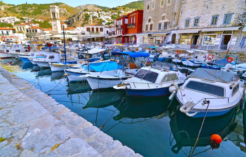Vissersboten bij Hydra-de Golf Griekenland van havensaronic stock foto Vissersboten bij Hydra-de Golf Griekenland van havensaronic stock foto