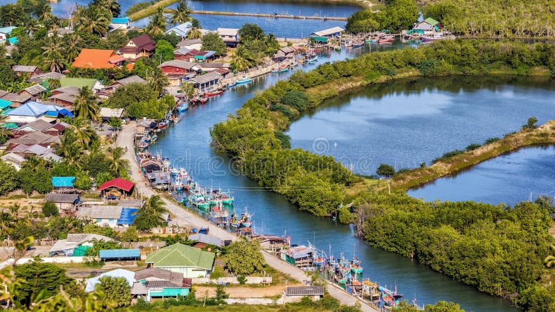 Vissersdorp op daglicht royalty-vrije stock foto