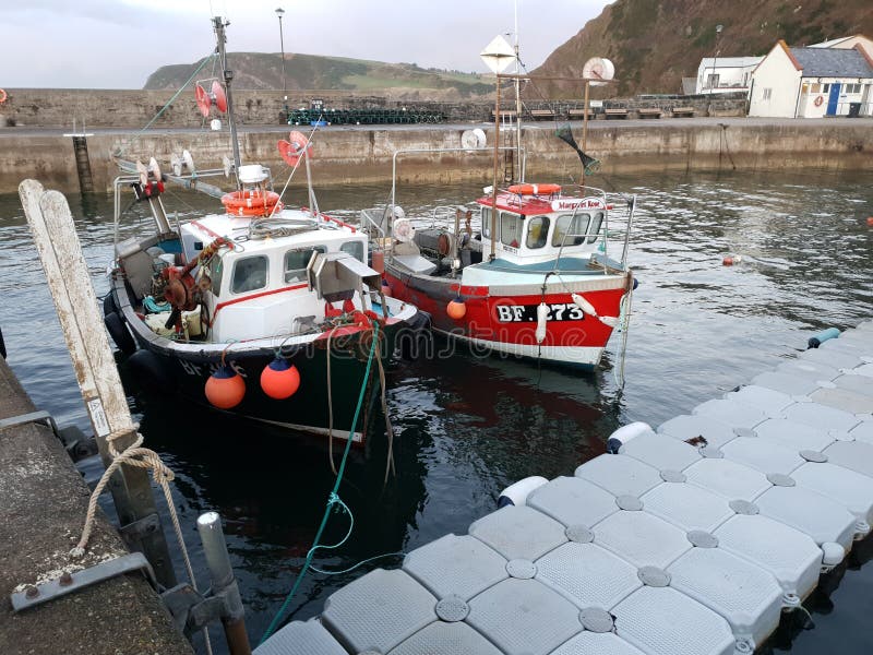 Vissersvaartuig in de baai stock afbeeldingen Vissersvaartuig in de baai stock afbeeldingen