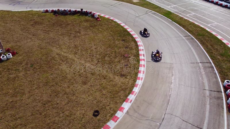 Vista aérea da pista de kart durante a corrida vários karts de corrida  competem em uma pista especial