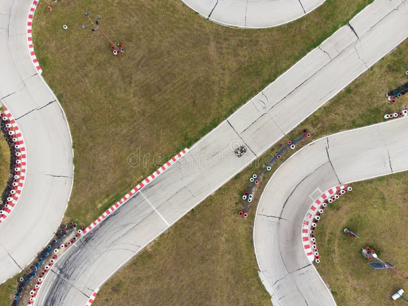 Vista aérea da pista de kart durante a corrida vários karts de corrida  competem em uma pista especial