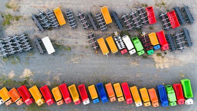 Caminhão Colorido Em Um Fundo Cor-de-rosa, Artigos De Papelaria Do Brinquedo  Na Parte Traseira Foto de Stock - Imagem de jogo, cabine: 142536250