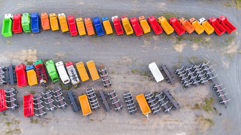 O Caminhão Basculante Colorido Grande Do Brinquedo Está Em Um Coto Na Grama  Verde Imagem de Stock - Imagem de fofofo, jogo: 153237617