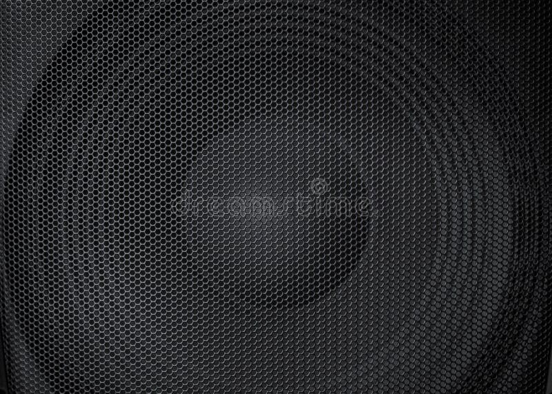 Vista abstracta de un altavoz potente grande, grande con la parrilla protectora detallada del metal en frente imagen de archivo Vista abstracta de un altavoz potente grande, grande con la parrilla protectora detallada del metal en frente imagen de archivo