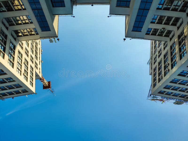 Vista acima da constru??o ou do Gosprom da ind?stria do estado constru?da na arte da constru??o sobre o c?u azul imagens de stock Vista acima da constru??o ou do Gosprom da ind?stria do estado constru?da na arte da constru??o sobre o c?u azul imagens de stock