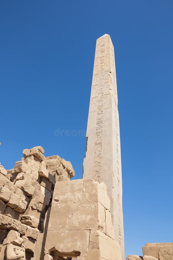 Vista acima no obelisco de Hatshepsut foto de stock Vista acima no obelisco de Hatshepsut foto de stock