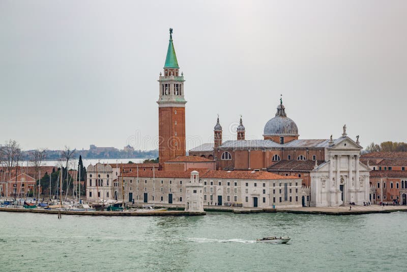 Vista aerea all'isola di San Giorgio Maggiore, Venezia immagine stock libera da diritti Vista aerea all'isola di San Giorgio Maggiore, Venezia immagine stock libera da diritti